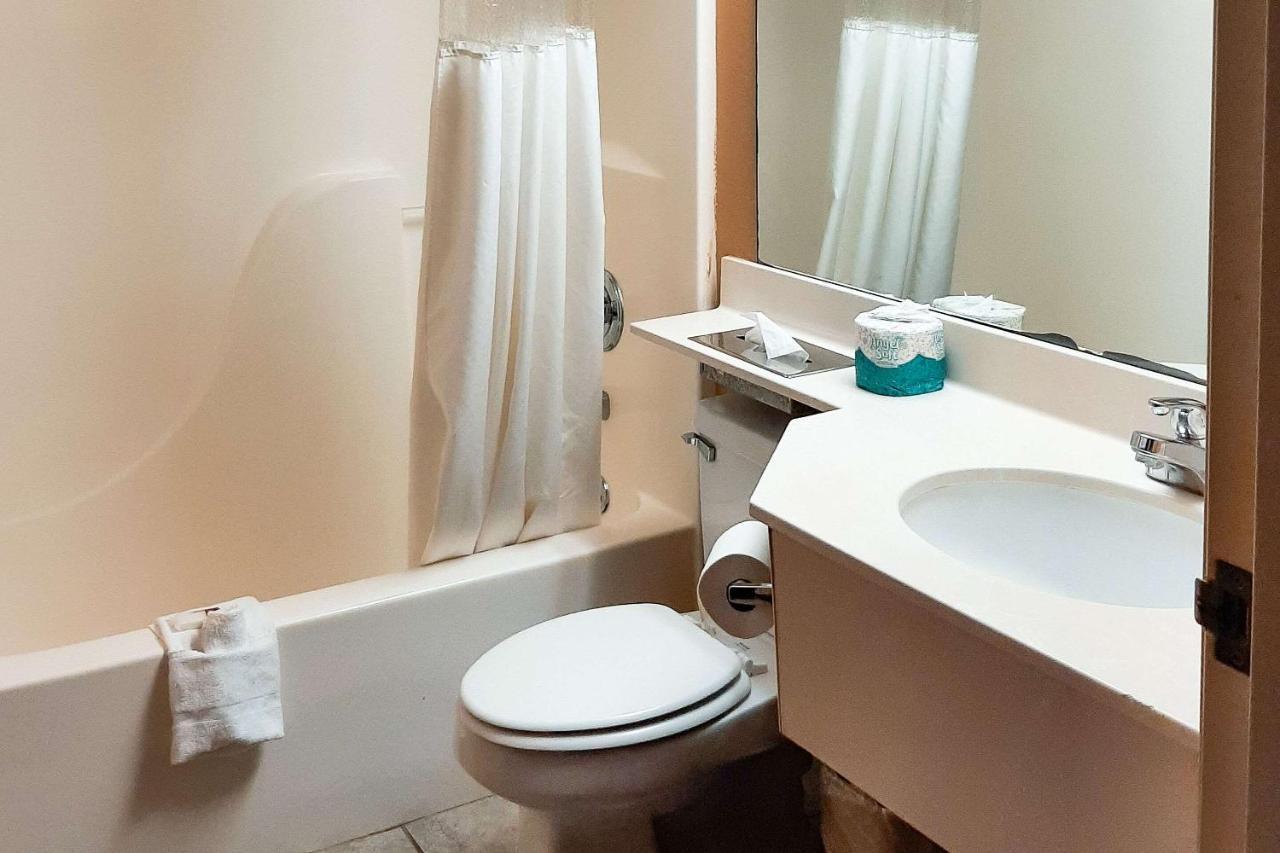 Starkville Inn & Suites المظهر الخارجي الصورة